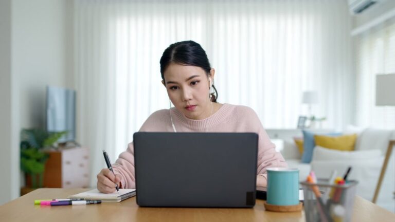 What are the benefits of an MBA online course?